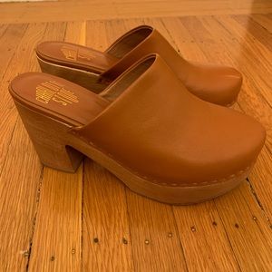 *Excellent Condition* Charlotte Stone “Marlo” Cognac Clogs - Sz 9